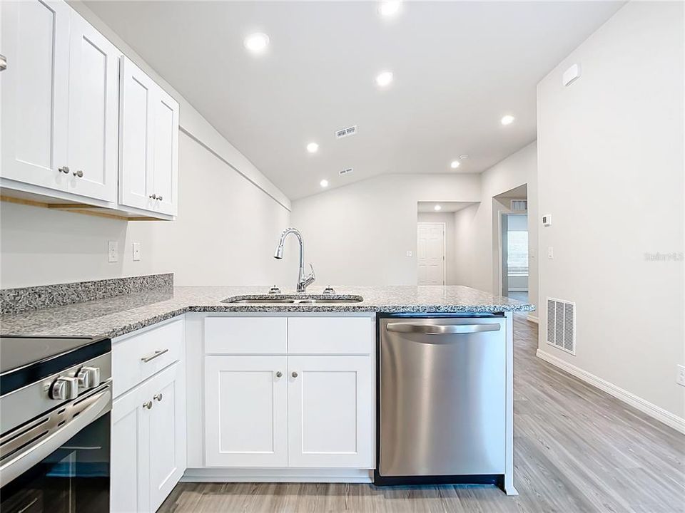 合同活跃: $422,400 (4 贝兹, 0 浴室, 2104 平方英尺)