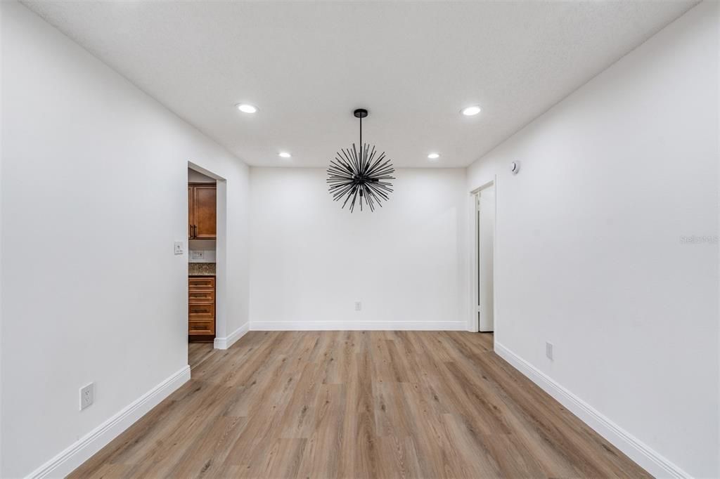 Под контрактом: $549,900 (3 спален, 2 ванн, 1712 Квадратных фут)