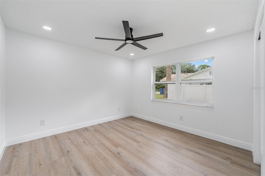 Под контрактом: $549,900 (3 спален, 2 ванн, 1712 Квадратных фут)