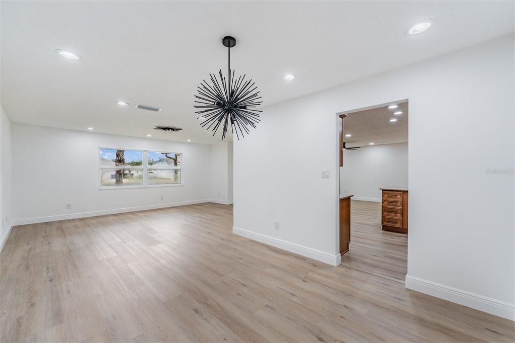 Под контрактом: $549,900 (3 спален, 2 ванн, 1712 Квадратных фут)