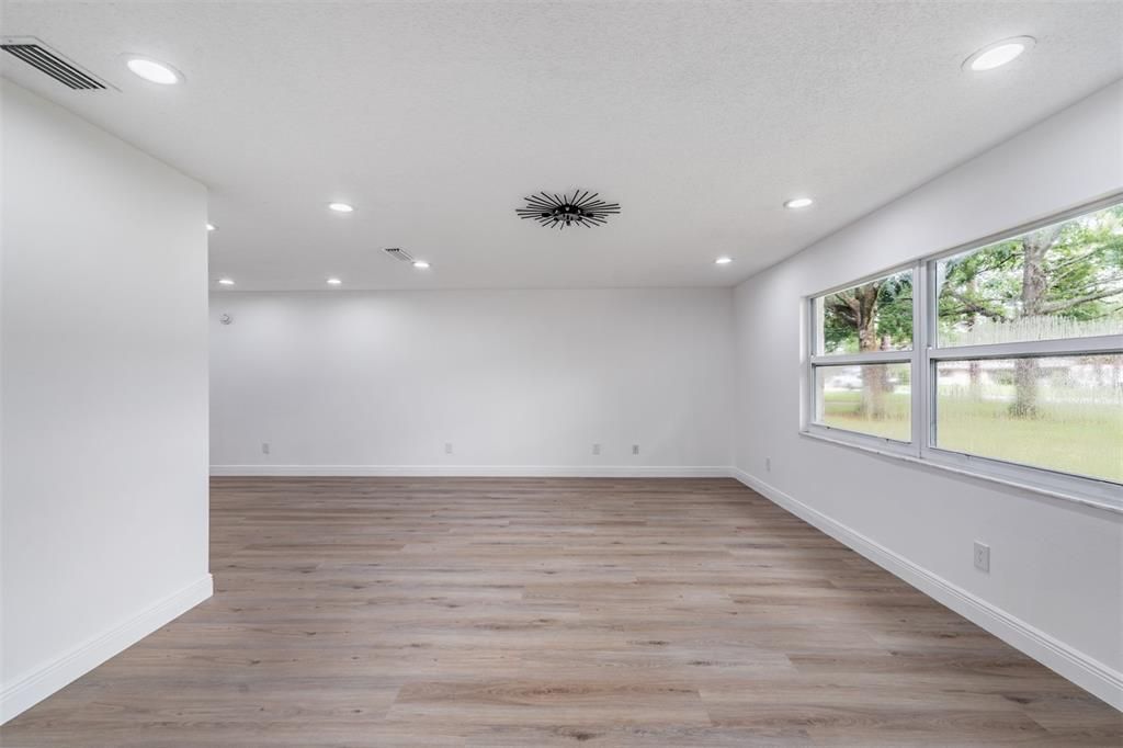 Под контрактом: $549,900 (3 спален, 2 ванн, 1712 Квадратных фут)