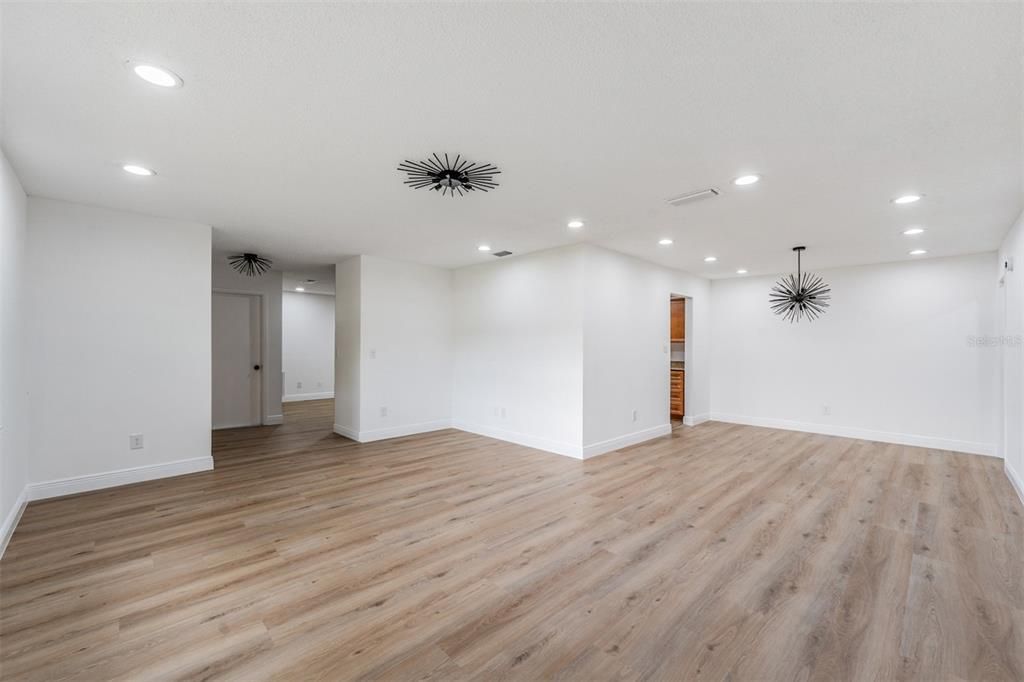 Под контрактом: $549,900 (3 спален, 2 ванн, 1712 Квадратных фут)