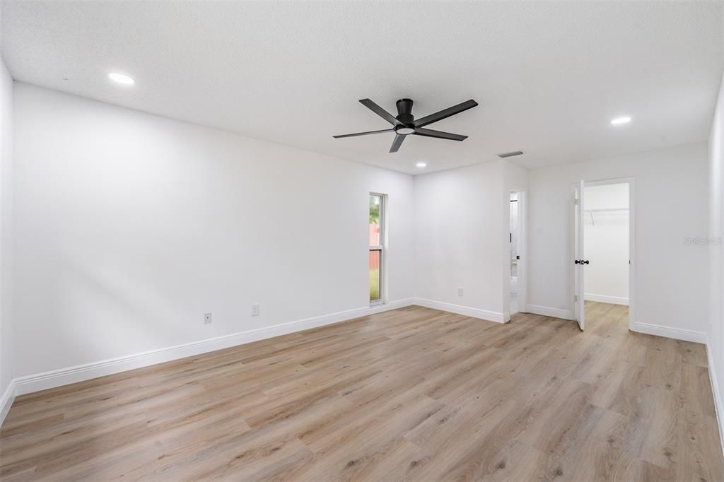 Под контрактом: $549,900 (3 спален, 2 ванн, 1712 Квадратных фут)