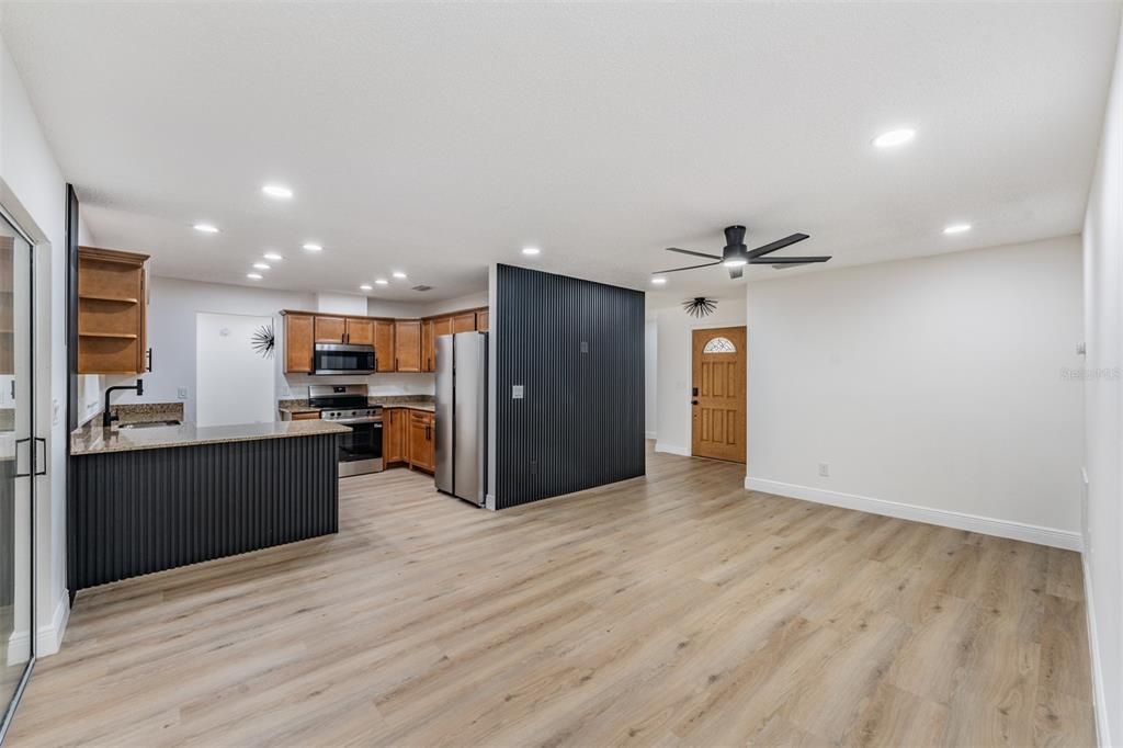 Под контрактом: $549,900 (3 спален, 2 ванн, 1712 Квадратных фут)