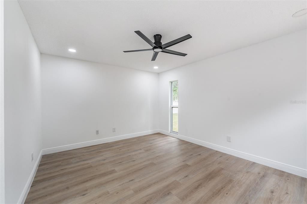 Под контрактом: $549,900 (3 спален, 2 ванн, 1712 Квадратных фут)