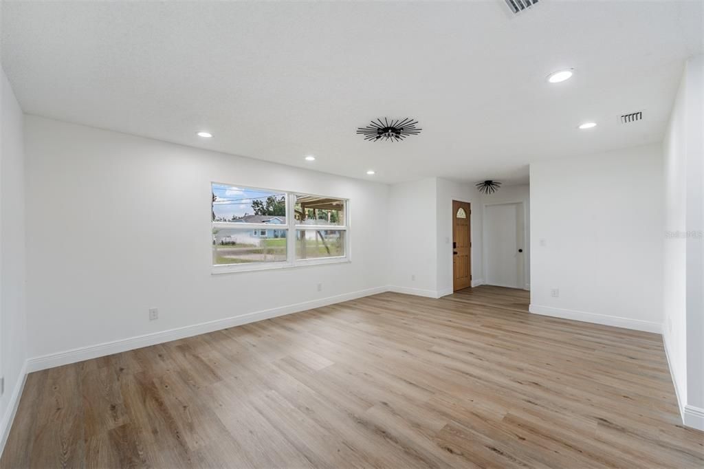 Под контрактом: $549,900 (3 спален, 2 ванн, 1712 Квадратных фут)