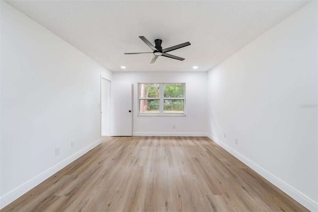 Под контрактом: $549,900 (3 спален, 2 ванн, 1712 Квадратных фут)