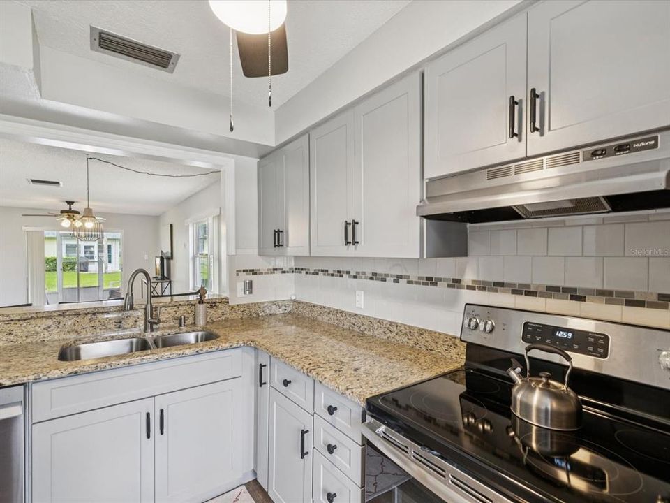 For Sale: $182,000 (2 beds, 2 baths, 923 Square Feet)