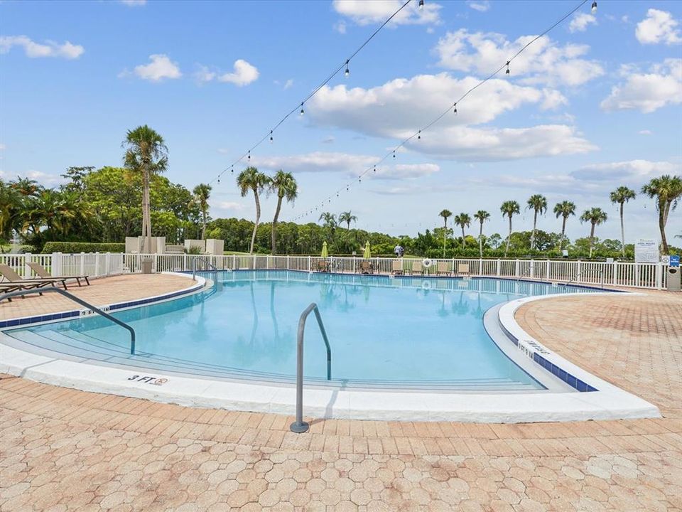 For Sale: $182,000 (2 beds, 2 baths, 923 Square Feet)