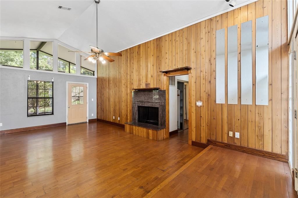 Под контрактом: $240,000 (3 спален, 2 ванн, 1359 Квадратных фут)