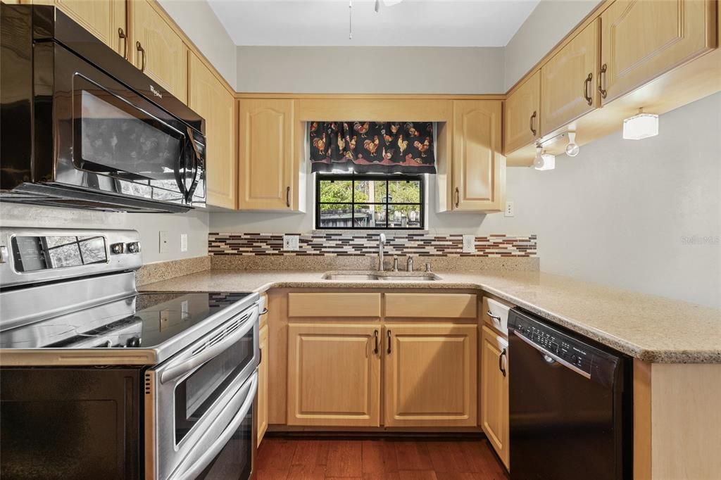 Под контрактом: $240,000 (3 спален, 2 ванн, 1359 Квадратных фут)