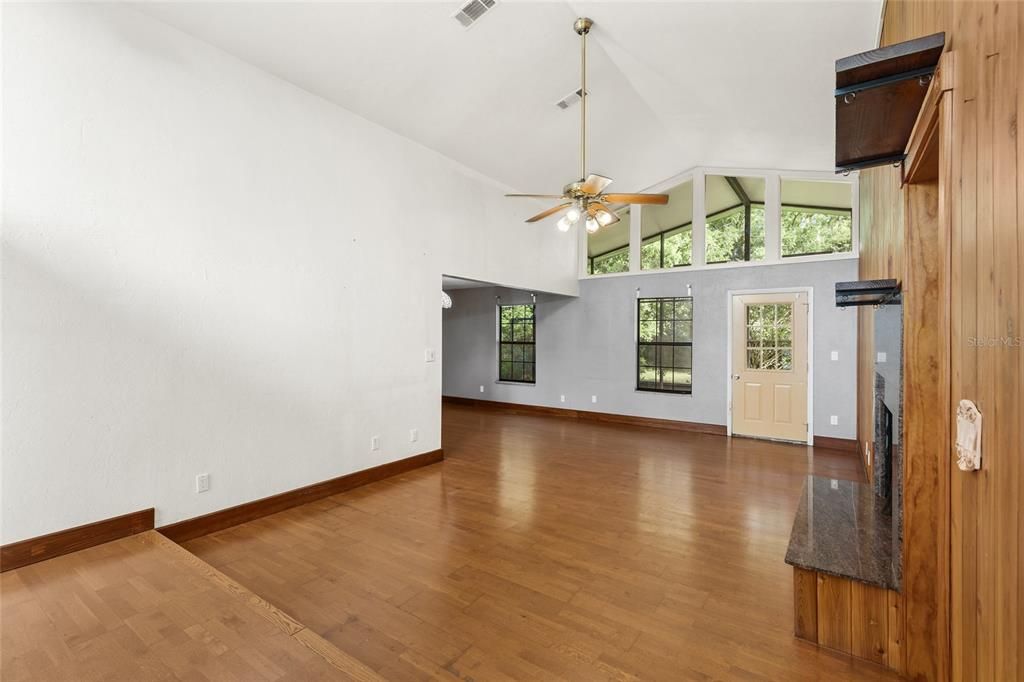 Под контрактом: $240,000 (3 спален, 2 ванн, 1359 Квадратных фут)