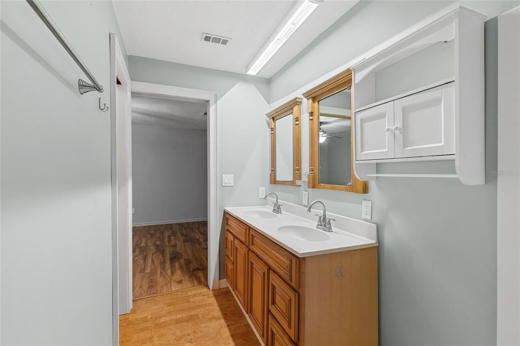 Под контрактом: $240,000 (3 спален, 2 ванн, 1359 Квадратных фут)