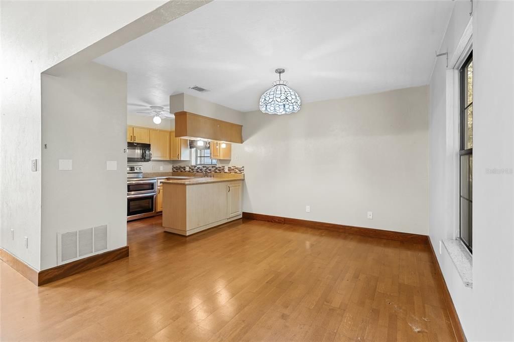 Под контрактом: $240,000 (3 спален, 2 ванн, 1359 Квадратных фут)