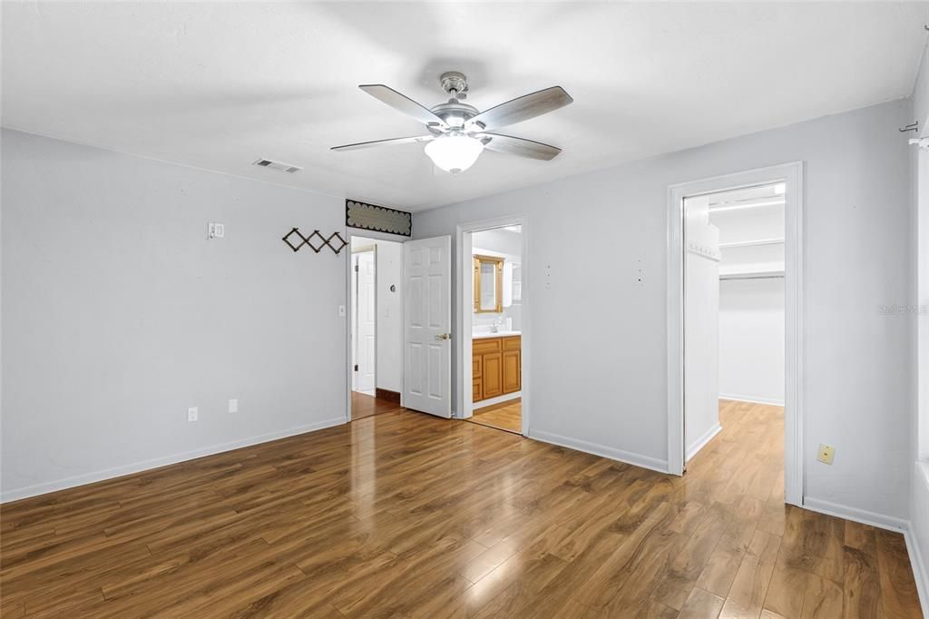 Под контрактом: $240,000 (3 спален, 2 ванн, 1359 Квадратных фут)