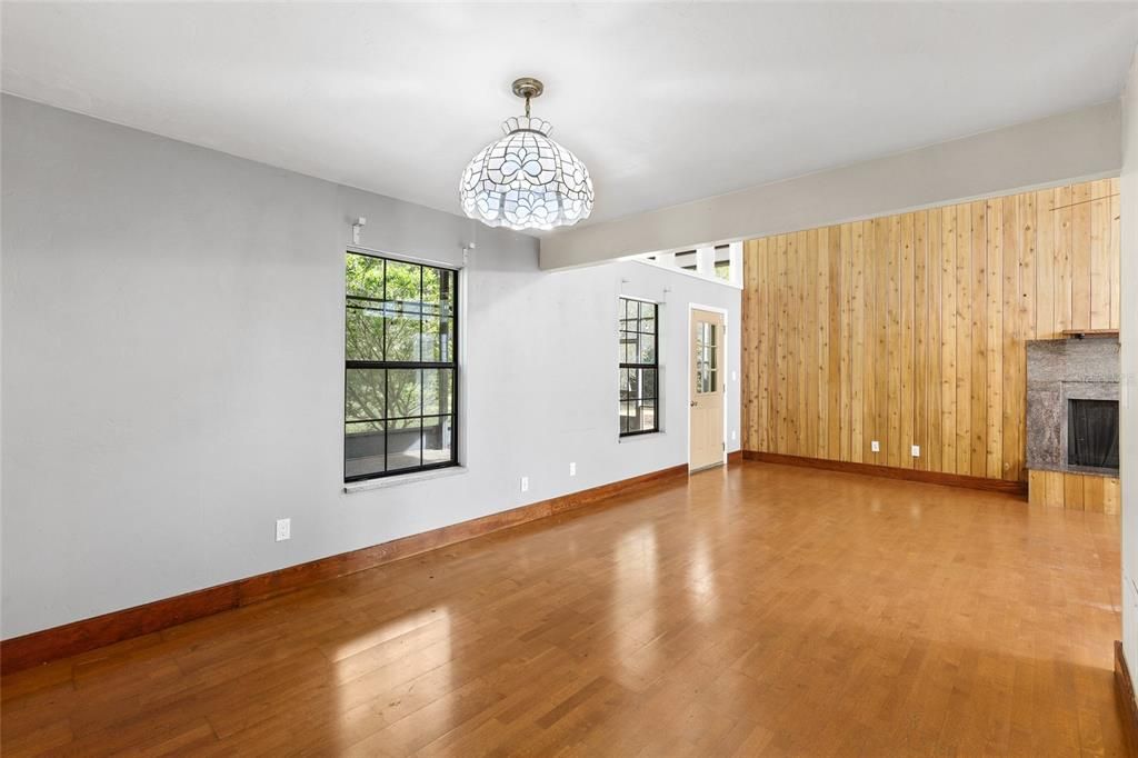 Под контрактом: $240,000 (3 спален, 2 ванн, 1359 Квадратных фут)