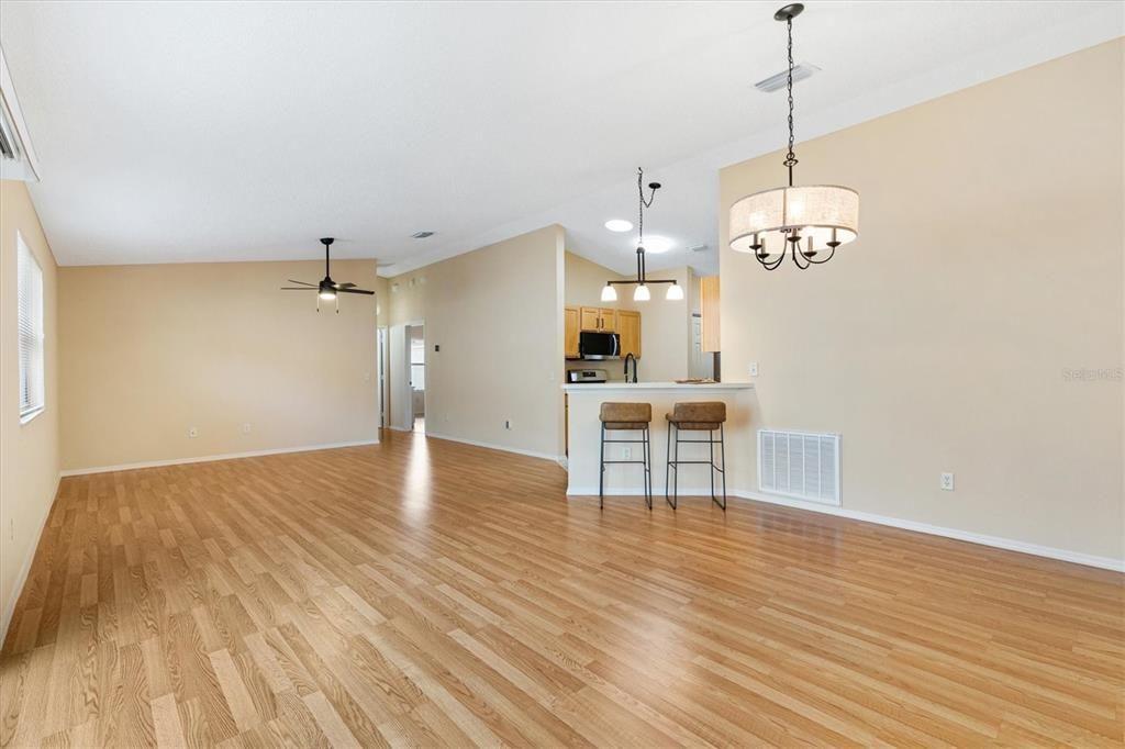 合同活跃: $279,900 (2 贝兹, 2 浴室, 1188 平方英尺)