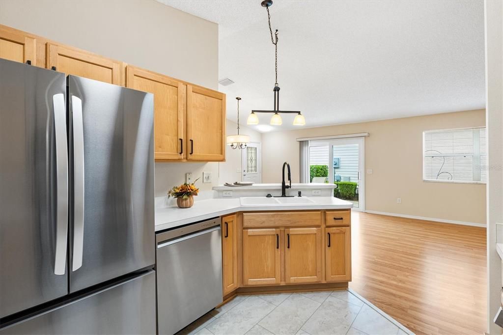 合同活跃: $279,900 (2 贝兹, 2 浴室, 1188 平方英尺)