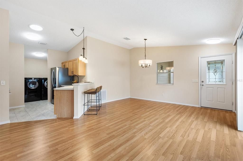 合同活跃: $279,900 (2 贝兹, 2 浴室, 1188 平方英尺)