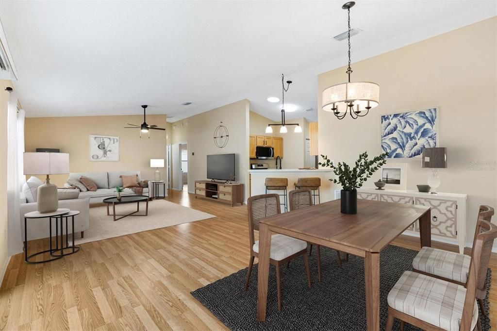 合同活跃: $279,900 (2 贝兹, 2 浴室, 1188 平方英尺)