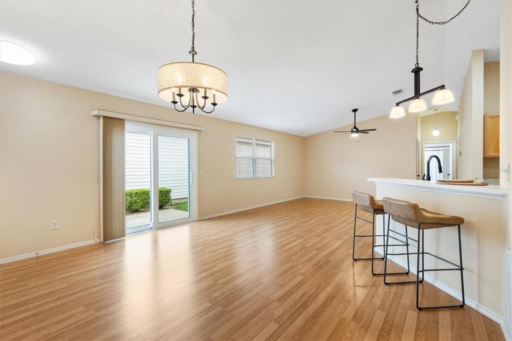 合同活跃: $279,900 (2 贝兹, 2 浴室, 1188 平方英尺)