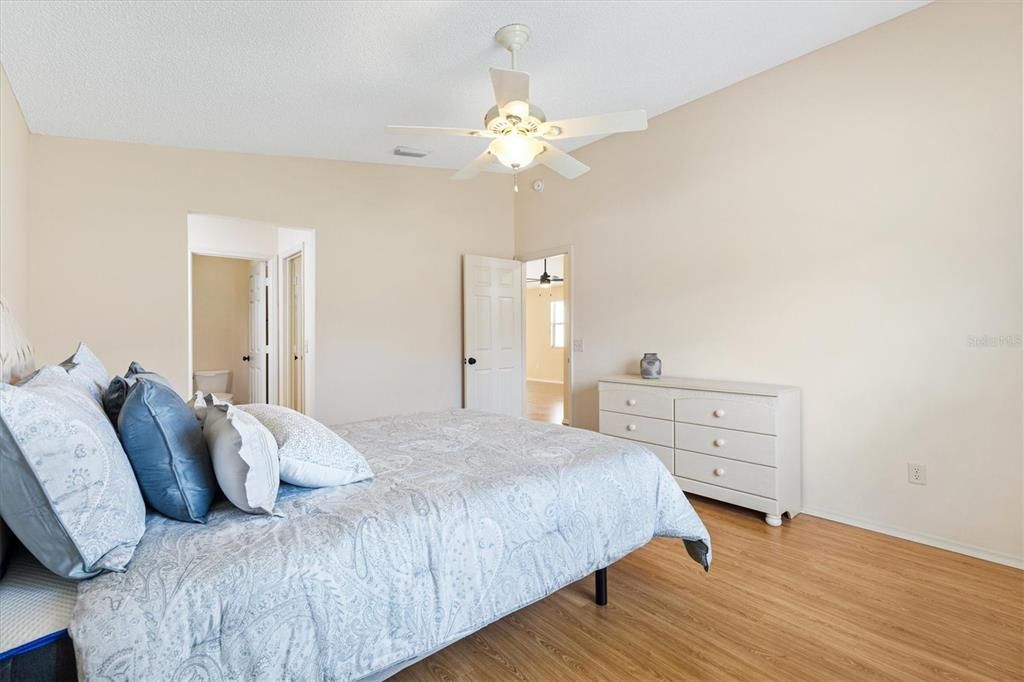 合同活跃: $279,900 (2 贝兹, 2 浴室, 1188 平方英尺)