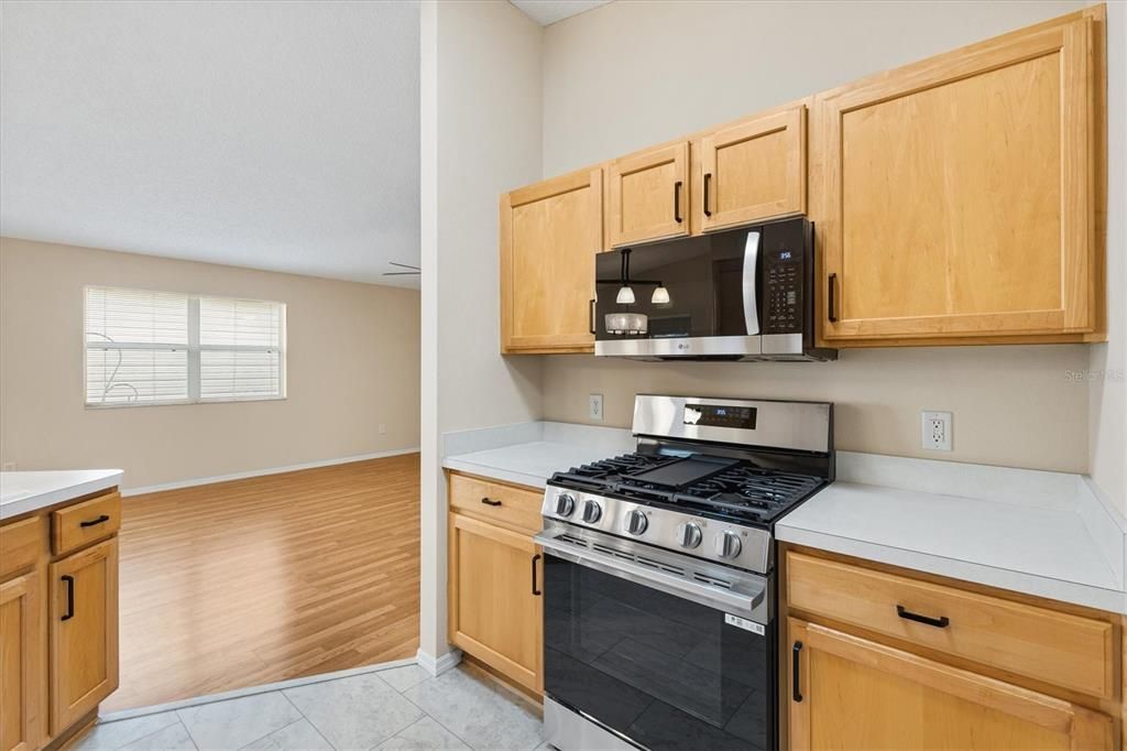 合同活跃: $279,900 (2 贝兹, 2 浴室, 1188 平方英尺)