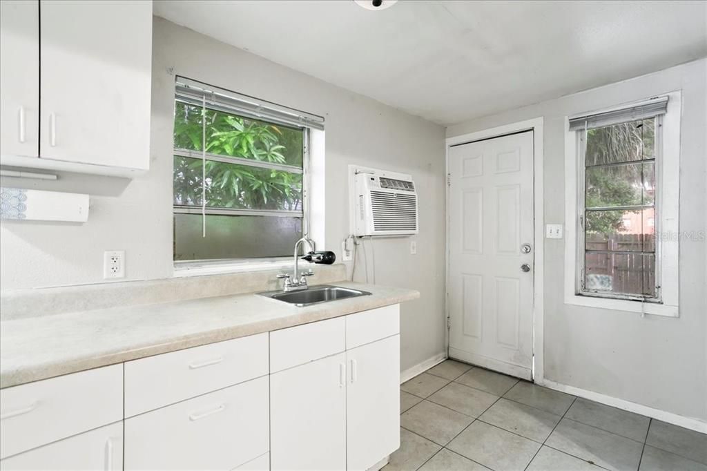 Под контрактом: $449,000 (5 спален, 0 ванн, 3015 Квадратных фут)