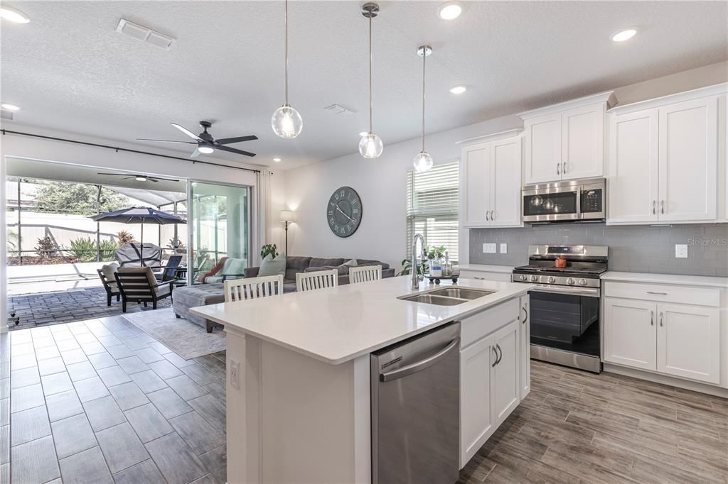 合同活跃: $499,000 (4 贝兹, 3 浴室, 1779 平方英尺)