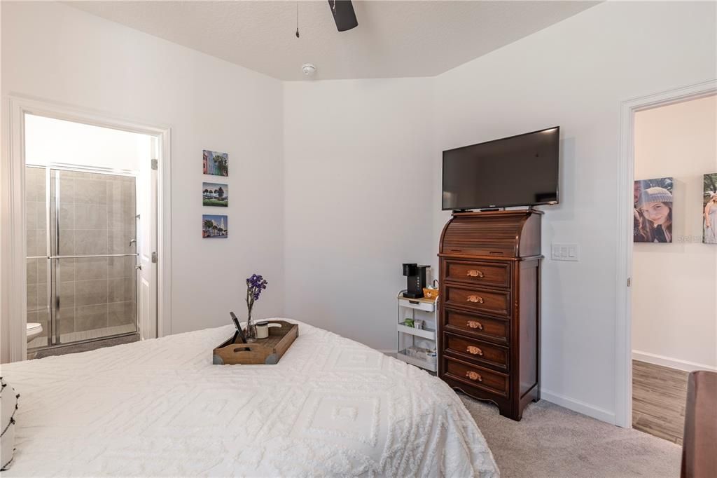 合同活跃: $499,000 (4 贝兹, 3 浴室, 1779 平方英尺)