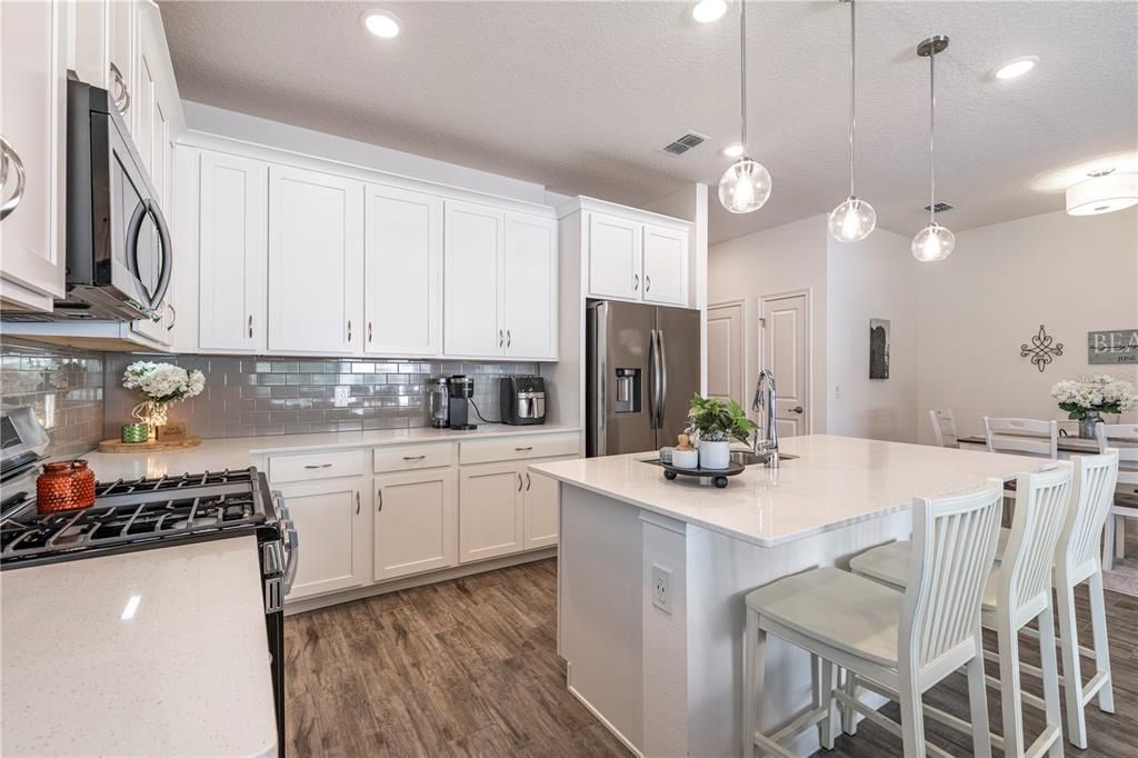 合同活跃: $499,000 (4 贝兹, 3 浴室, 1779 平方英尺)