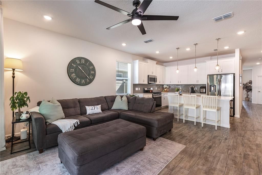 合同活跃: $499,000 (4 贝兹, 3 浴室, 1779 平方英尺)