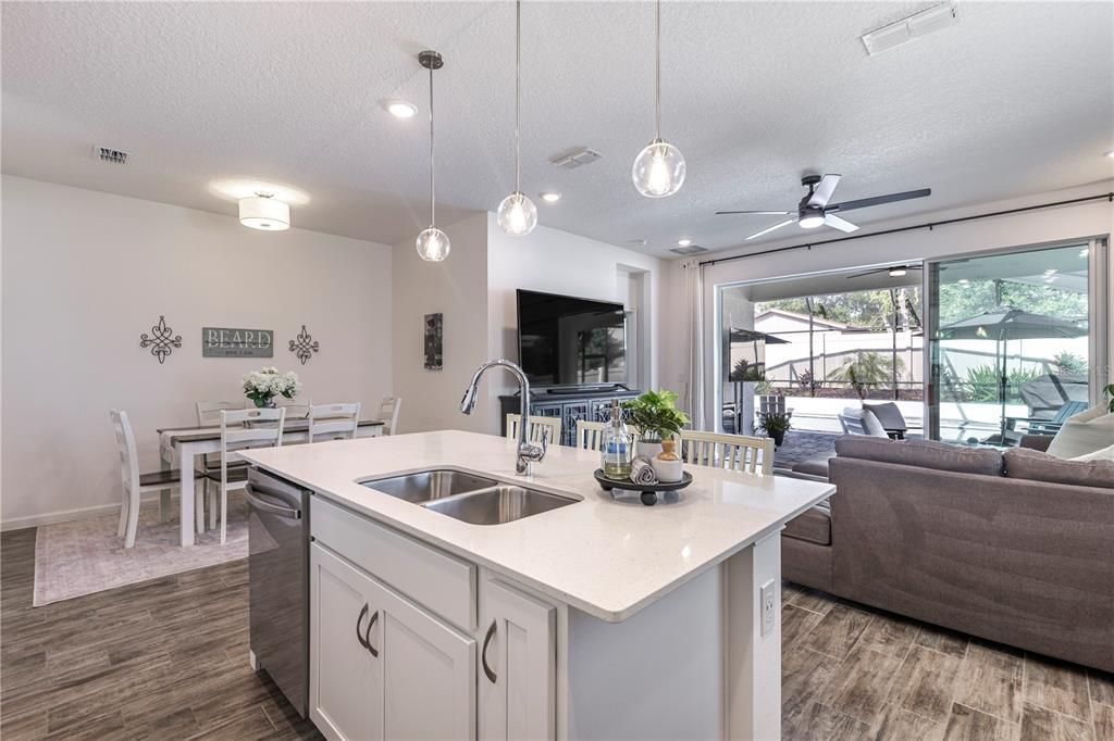 合同活跃: $499,000 (4 贝兹, 3 浴室, 1779 平方英尺)