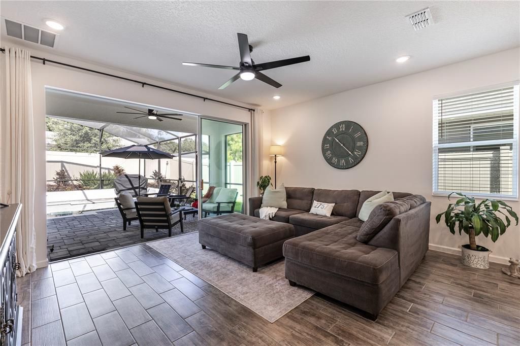 合同活跃: $499,000 (4 贝兹, 3 浴室, 1779 平方英尺)