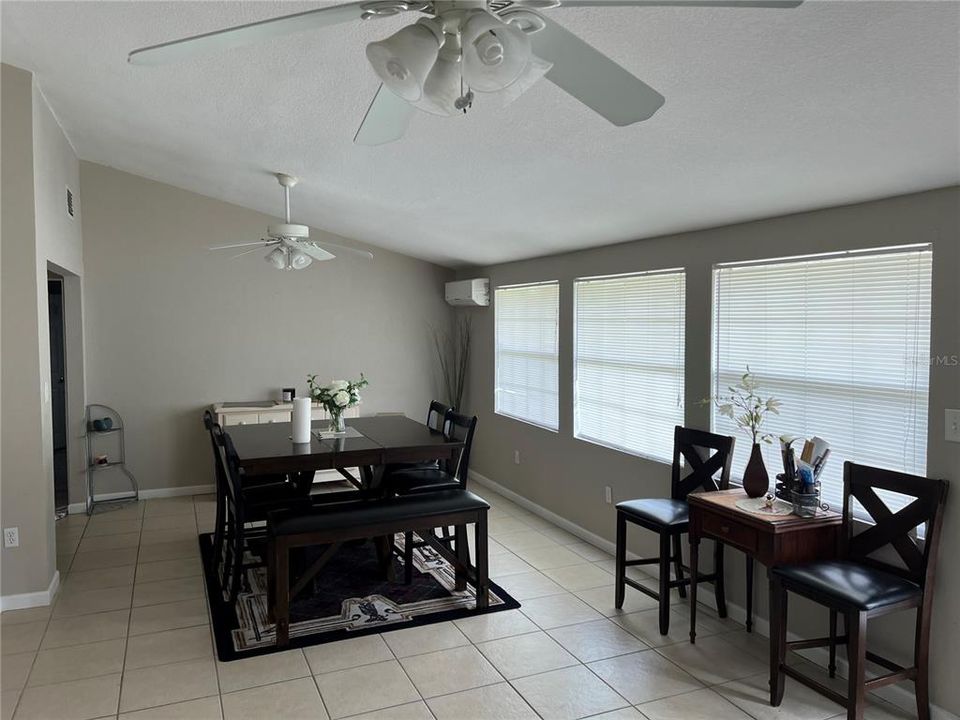 Activo con contrato: $1,800 (3 camas, 2 baños, 1702 Pies cuadrados)