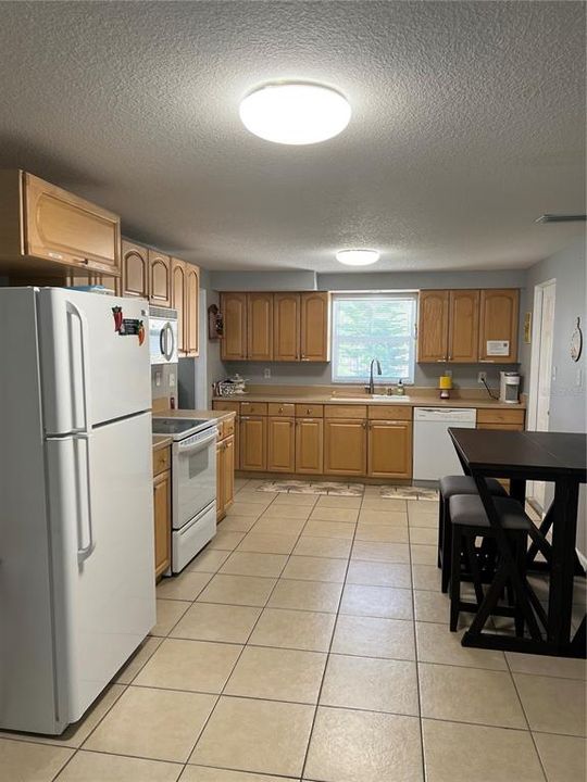 Activo con contrato: $1,800 (3 camas, 2 baños, 1702 Pies cuadrados)