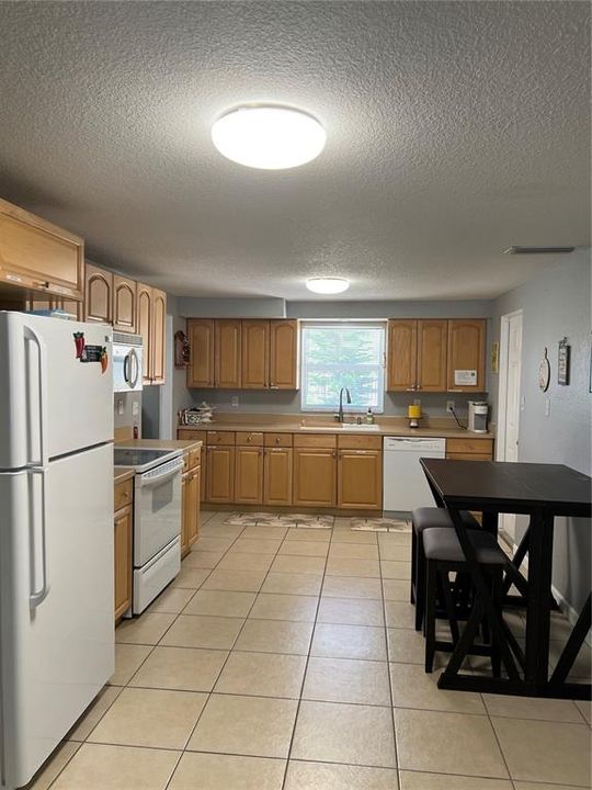 Activo con contrato: $1,800 (3 camas, 2 baños, 1702 Pies cuadrados)