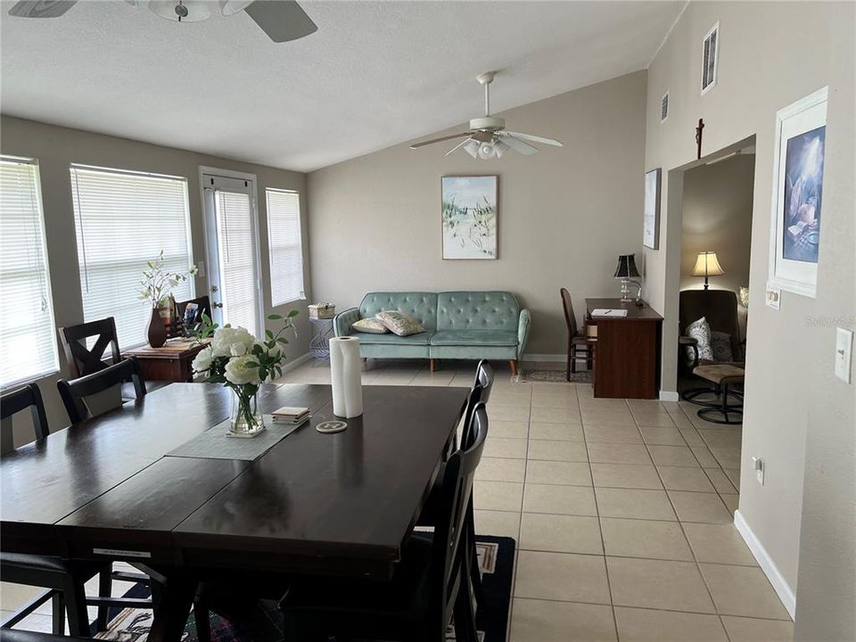 Activo con contrato: $1,800 (3 camas, 2 baños, 1702 Pies cuadrados)