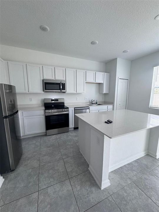 合同活跃: $2,000 (3 贝兹, 2 浴室, 1689 平方英尺)