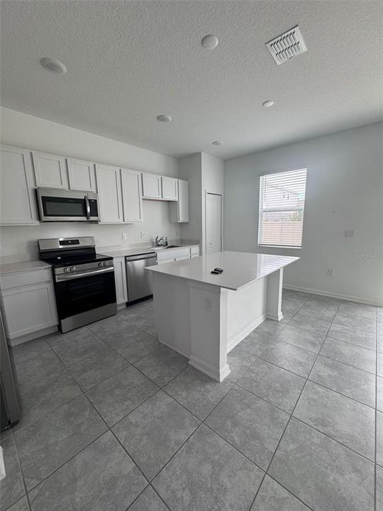 合同活跃: $2,000 (3 贝兹, 2 浴室, 1689 平方英尺)