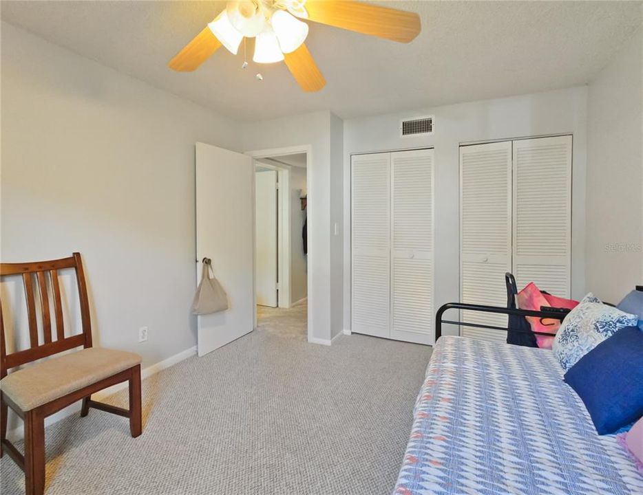 На продажу: $139,900 (2 спален, 1 ванн, 1054 Квадратных фут)