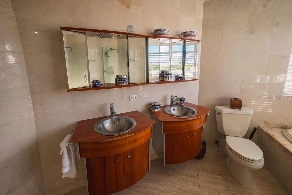 На продажу: $1,600,000 (5 спален, 4 ванн, 3410 Квадратных фут)