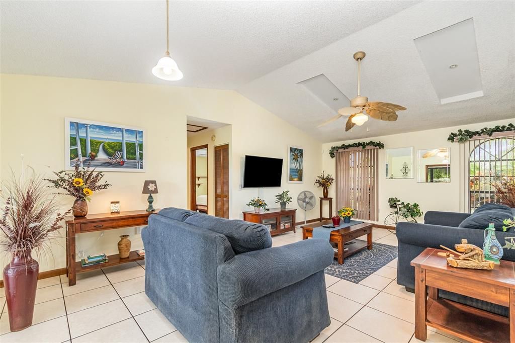 En Venta: $875,000 (3 camas, 2 baños, 1665 Pies cuadrados)