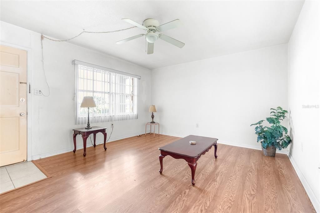 For Sale: $77,900 (1 beds, 1 baths, 672 Square Feet)