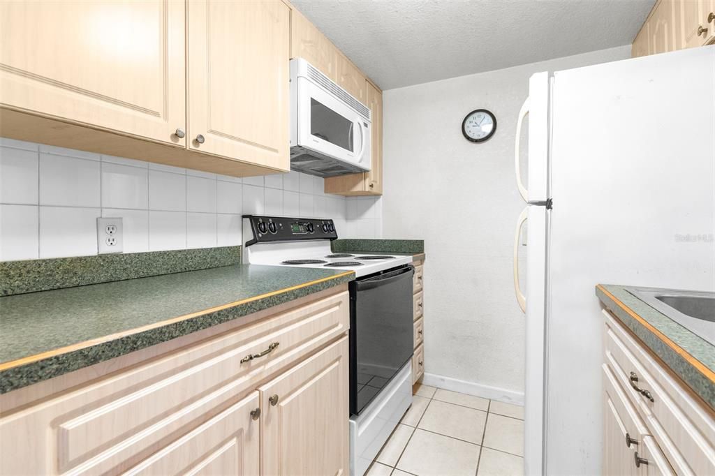 For Sale: $77,900 (1 beds, 1 baths, 672 Square Feet)