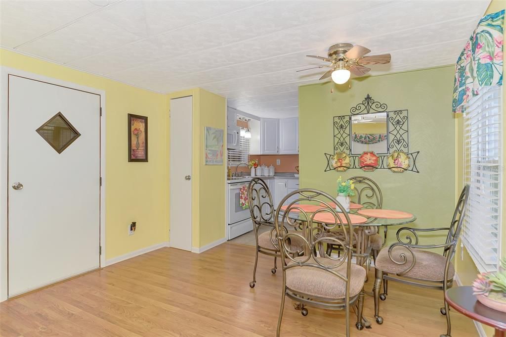 For Sale: $129,000 (2 beds, 1 baths, 672 Square Feet)