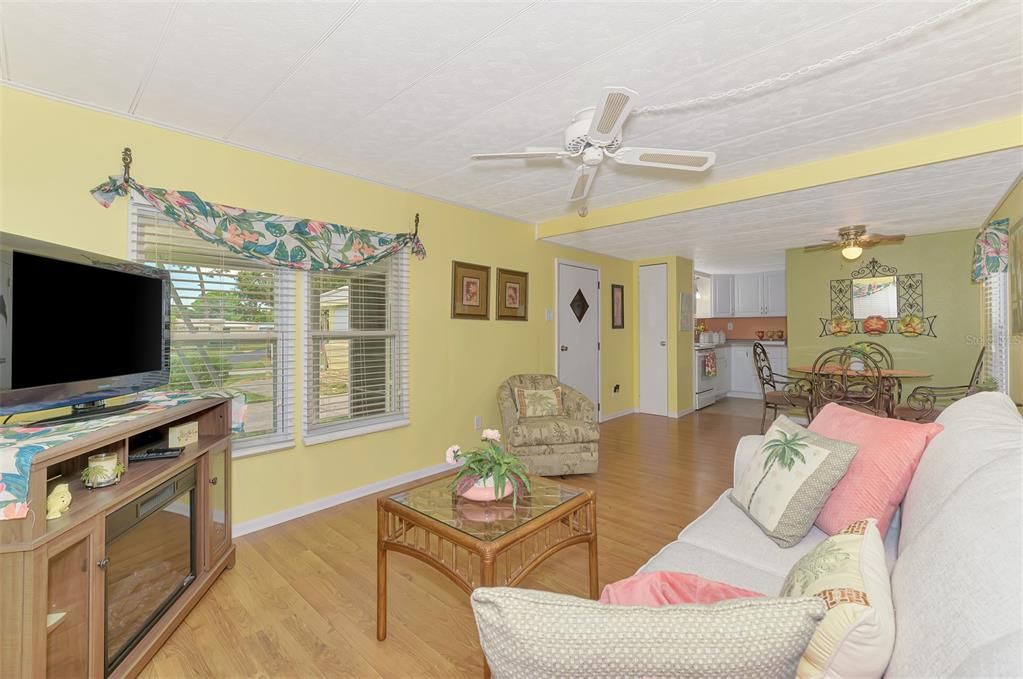 For Sale: $129,000 (2 beds, 1 baths, 672 Square Feet)