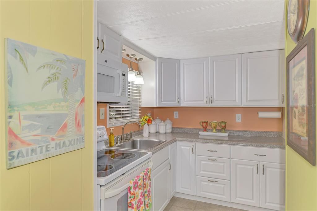 For Sale: $129,000 (2 beds, 1 baths, 672 Square Feet)