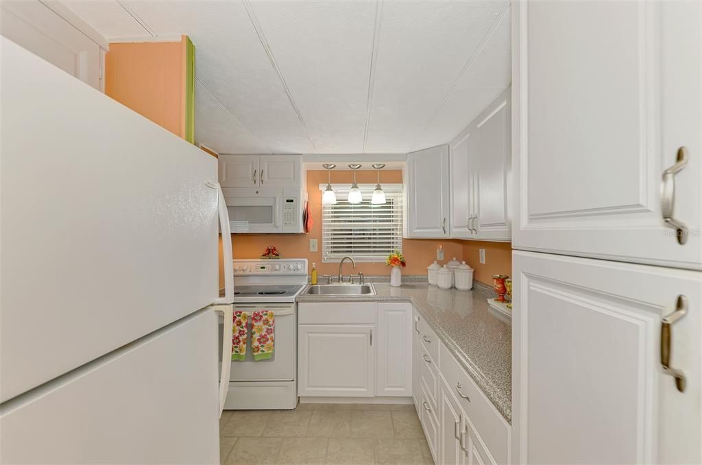 For Sale: $129,000 (2 beds, 1 baths, 672 Square Feet)