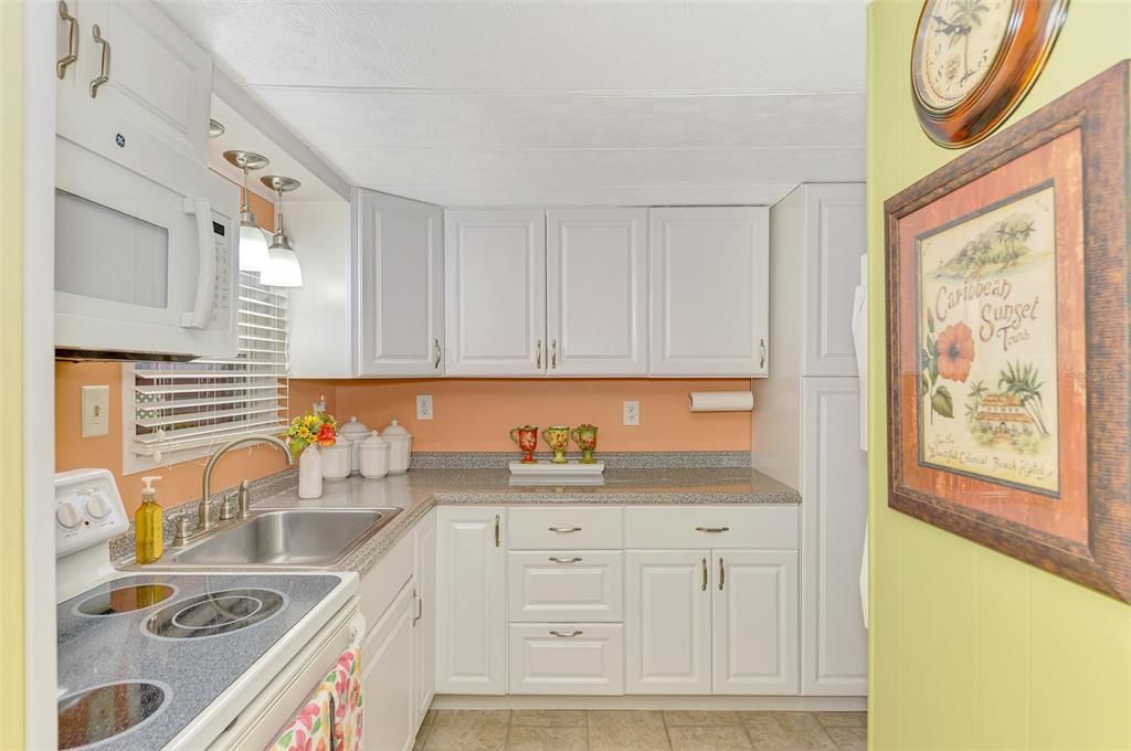 For Sale: $129,000 (2 beds, 1 baths, 672 Square Feet)